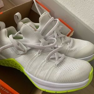Woman’s Nike metcon flynit